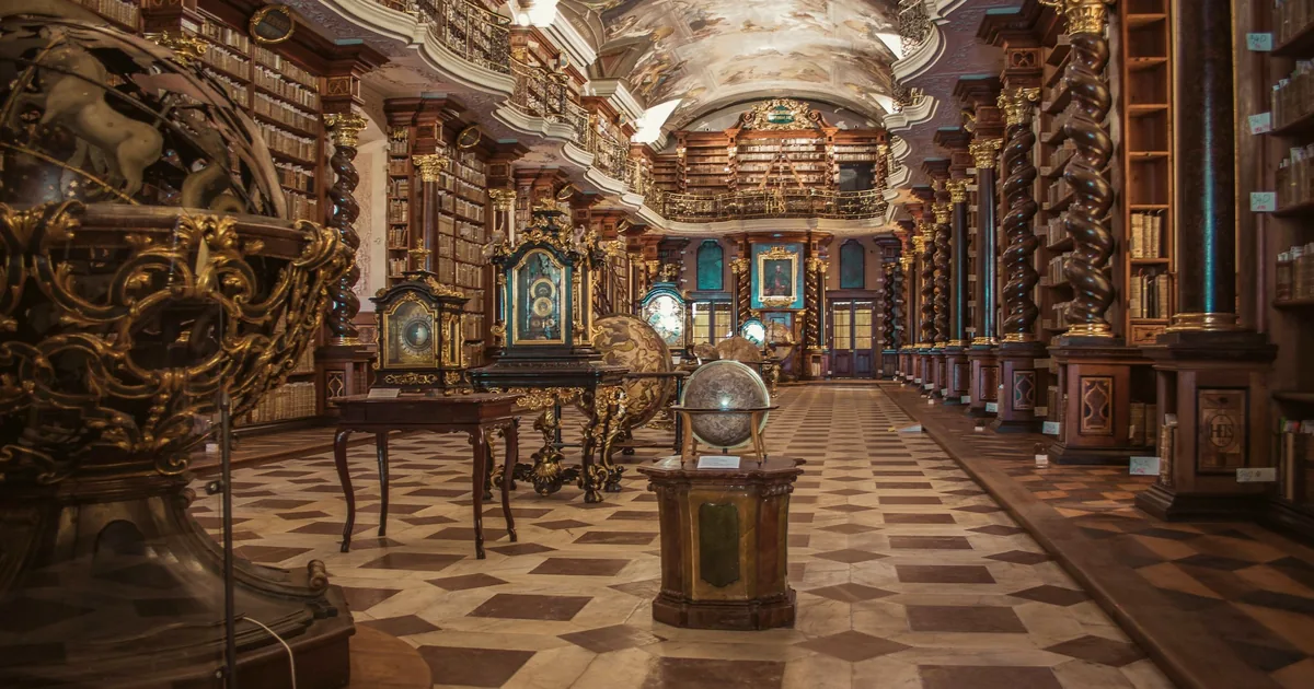 Longue salle de bibliothèque ancienne aux rayonnages de bois et au sol en damier