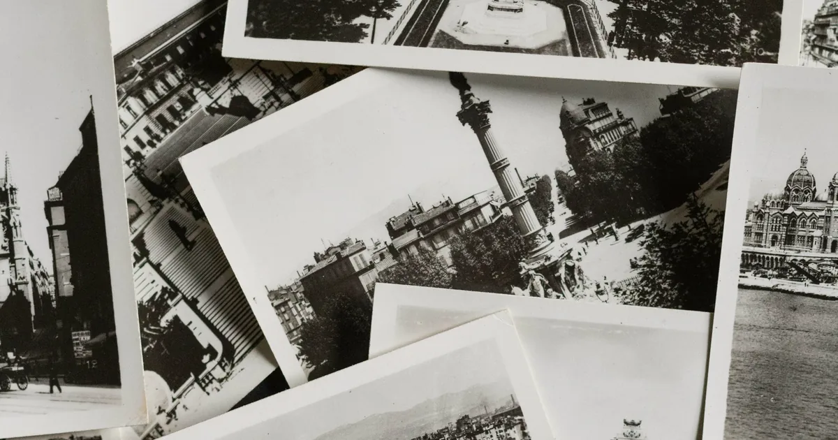 Tas de cartes postales anciennes en noir et blanc montrant des vues de villes