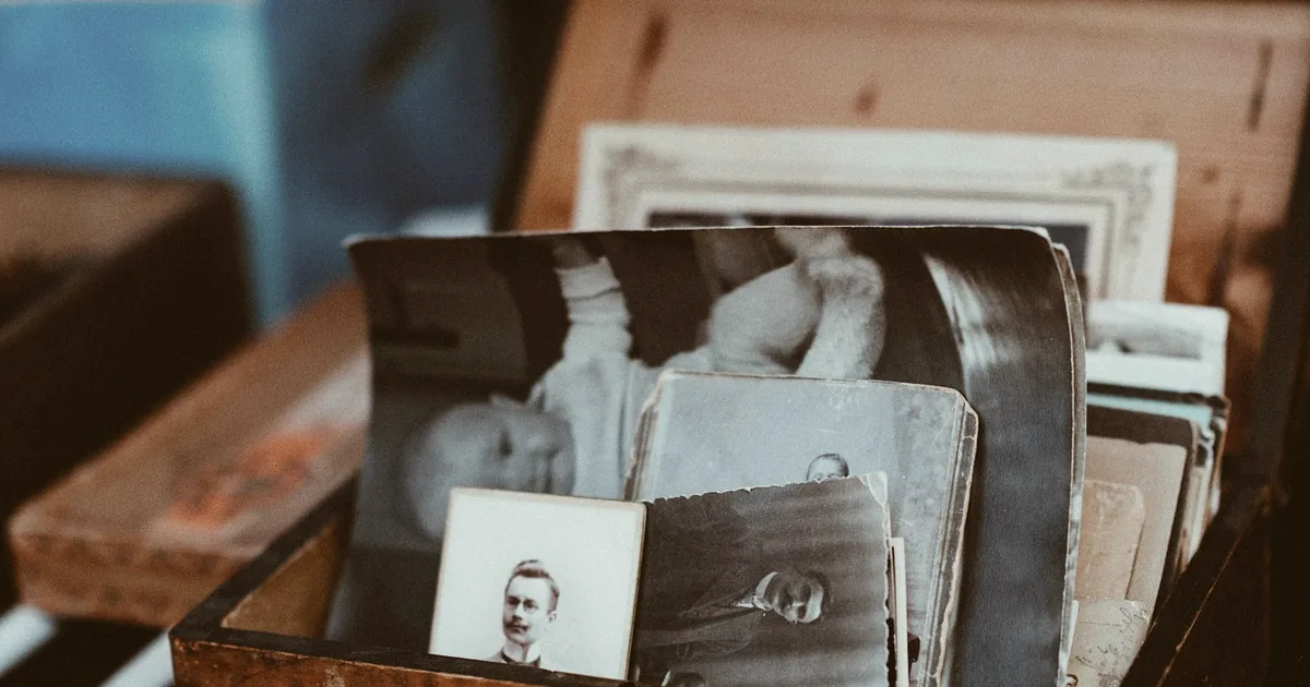 Photographies anciennes rangées dans une petite malle en bois