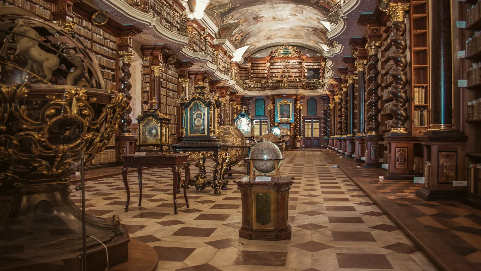 Longue salle de bibliothèque ancienne aux rayonnages de bois et au sol en damier