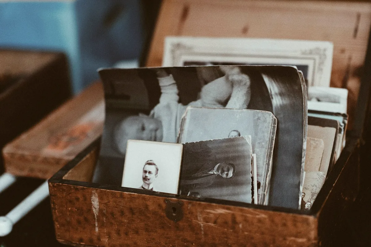 Photographies anciennes rangées dans une petite malle en bois
